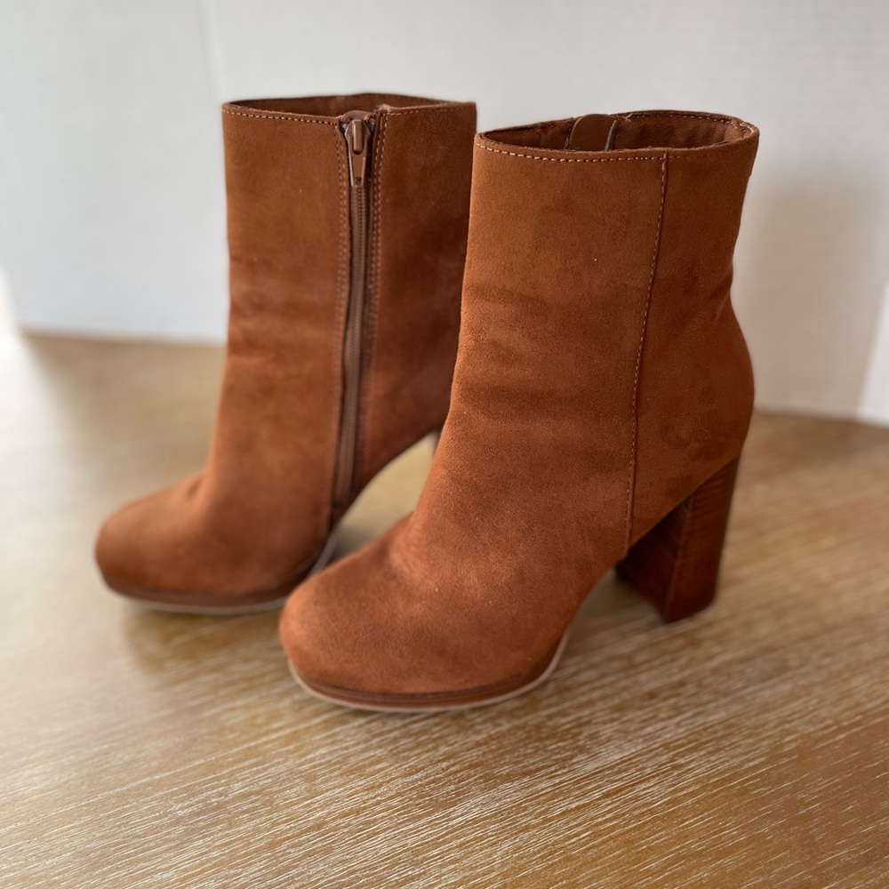 Mari A. Ankle bootie 8M chestnut 4 inch faux suede heels